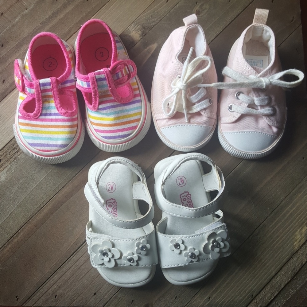 Lot of baby girl shoes size 2